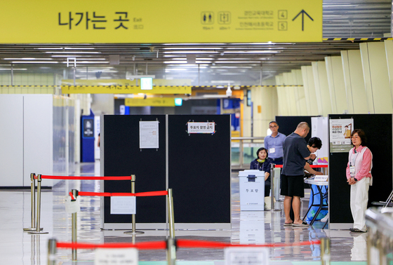 지하철역에 마련된 투표소