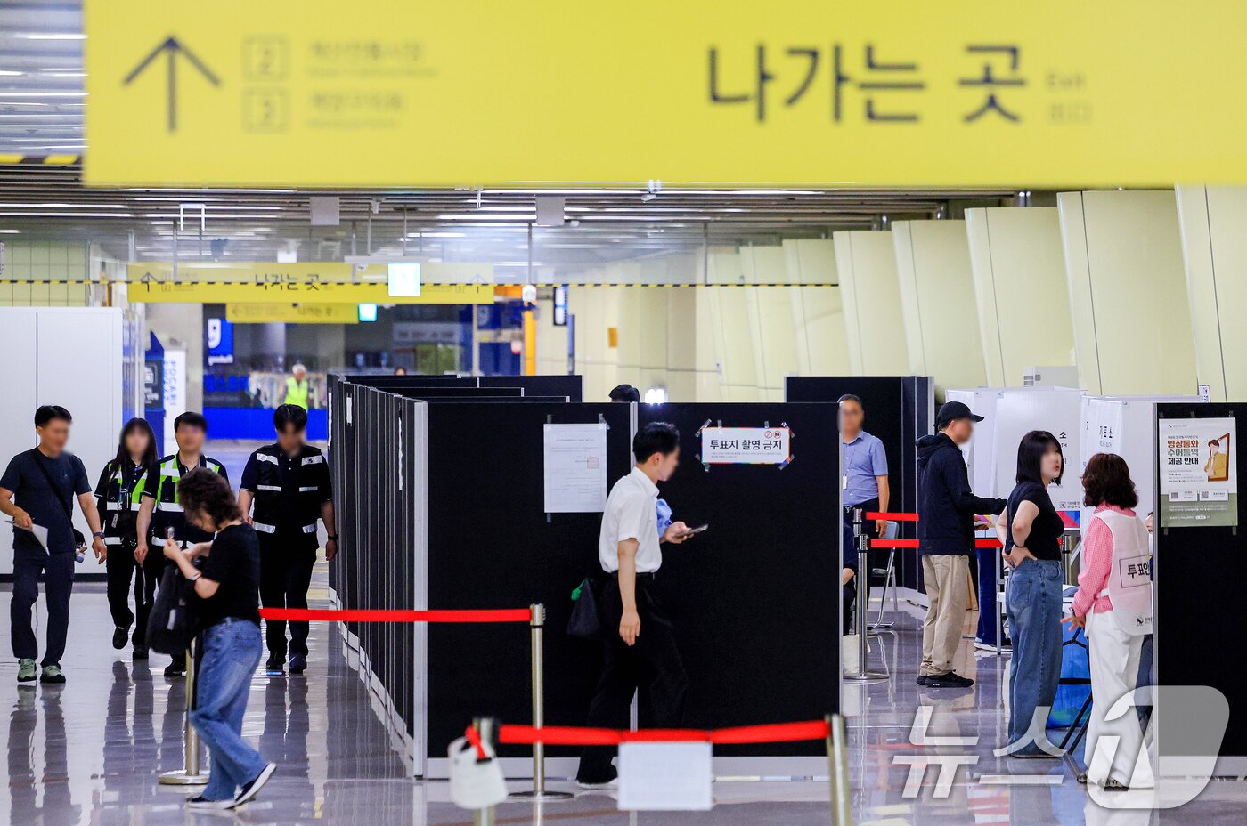 본문 이미지 - 제9회 전국동시지방선거일인 3일 인천 계양구 경인교대입구역에 마련된 계산1동 제3투표소에서 유권자들이 투표를 하고 있다. 2026.6.3 ⓒ 뉴스1 이호윤 기자