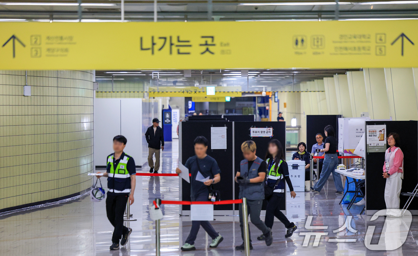 (인천=뉴스1) 이호윤 기자 = 제9회 전국동시지방선거일인 3일 인천 계양구 경인교대입구역에 마련된 계산1동 제3투표소에서 유권자들이 투표를 하고 있다. 2026.6.3/뉴스1