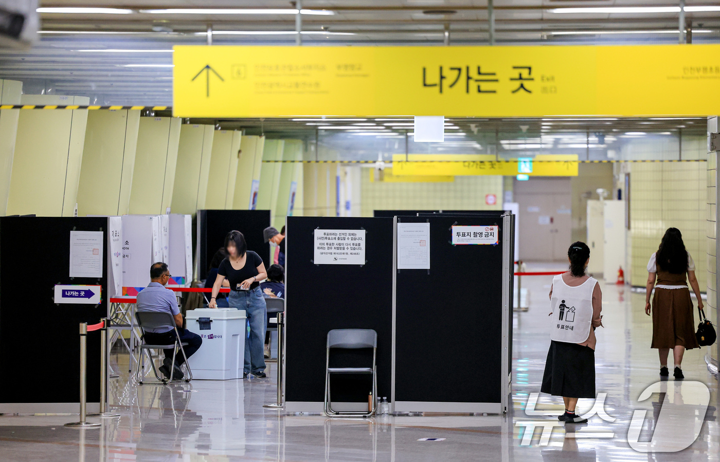 (인천=뉴스1) 이호윤 기자 = 제9회 전국동시지방선거일인 3일 인천 계양구 경인교대입구역에 마련된 계산1동 제3투표소에서 유권자들이 투표를 하고 있다. 2026.6.3/뉴스1