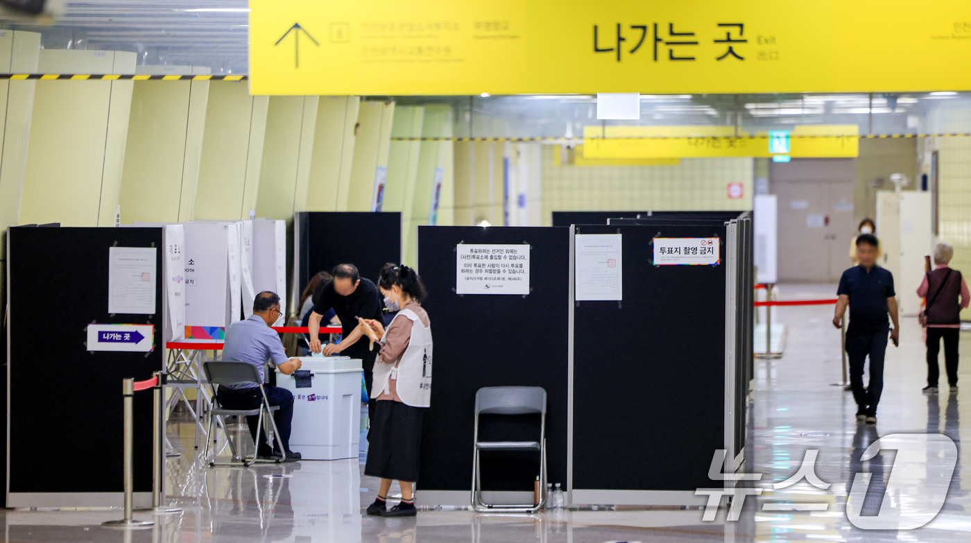 (인천=뉴스1) 이호윤 기자 = 제9회 전국동시지방선거일인 3일 인천 계양구 경인교대입구역에 마련된 계산1동 제3투표소에서 유권자들이 투표를 하고 있다. 2026.6.3/뉴스1