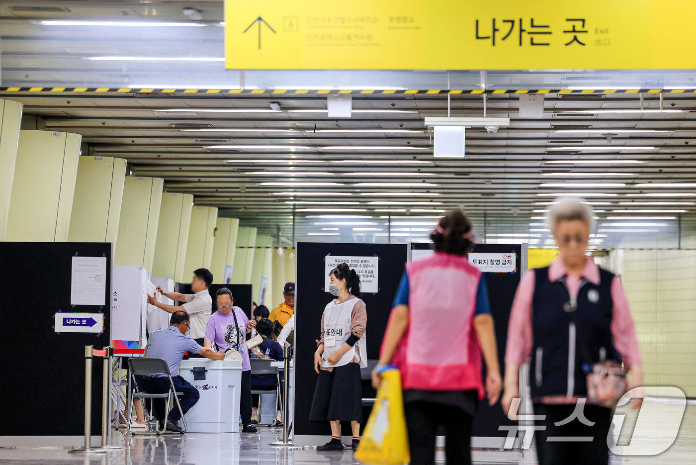 (인천=뉴스1) 이호윤 기자 = 제9회 전국동시지방선거일인 3일 인천 계양구 경인교대입구역에 마련된 계산1동 제3투표소에서 유권자들이 투표를 하고 있다. 2026.6.3/뉴스1