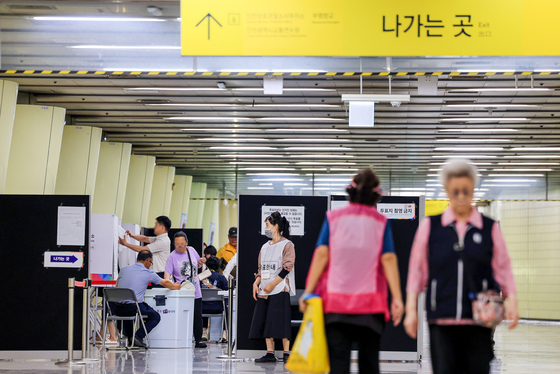 지하철역에서 투표하는 시민들