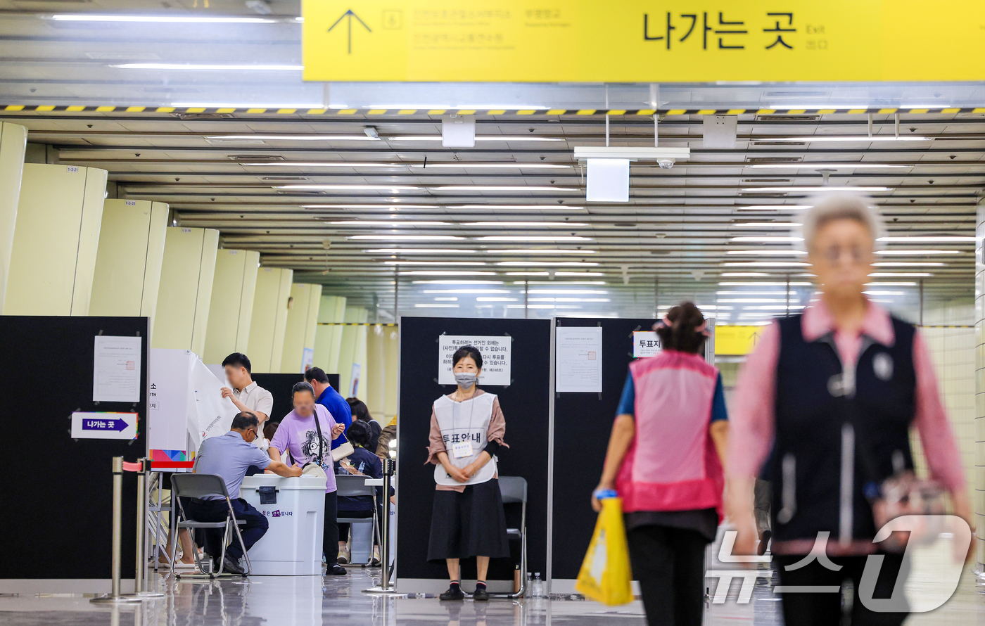 (인천=뉴스1) 이호윤 기자 = 제9회 전국동시지방선거일인 3일 인천 계양구 경인교대입구역에 마련된 계산1동 제3투표소에서 유권자들이 투표를 하고 있다. 2026.6.3/뉴스1