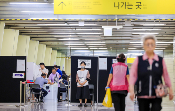 지역 이색투표소 '여기는 지하철역'