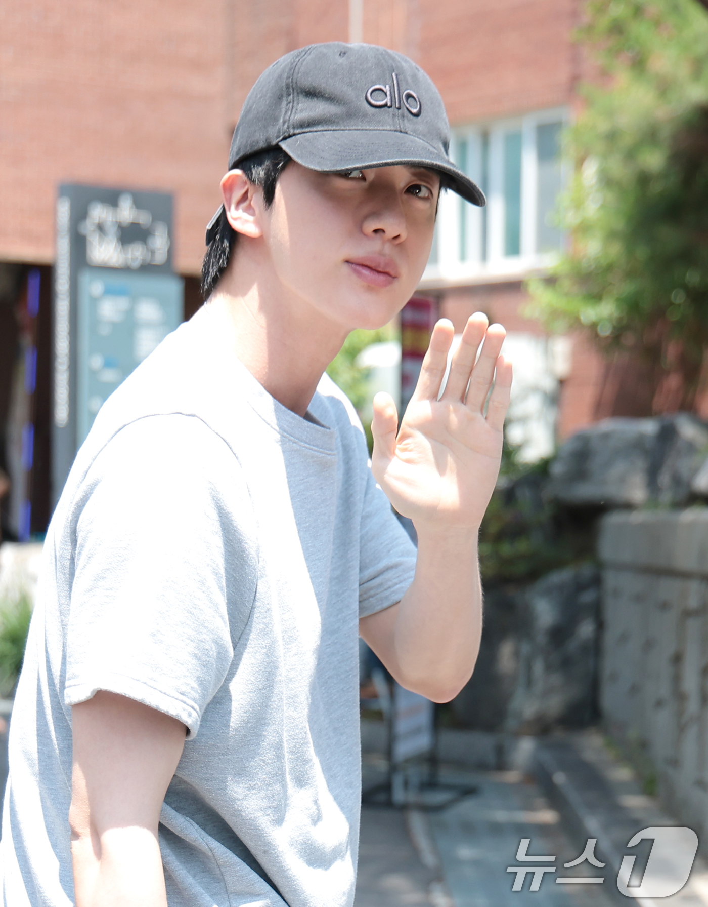 (서울=뉴스1) 권현진 기자 = 제9회 전국동시지방선거 및 국회의원 재·보궐선거일인 3일 서울 용산구 중부기술교육원에 마련된 한남동 제3투표소를 찾은 방탄소년단(BTS) 진이 소중 …