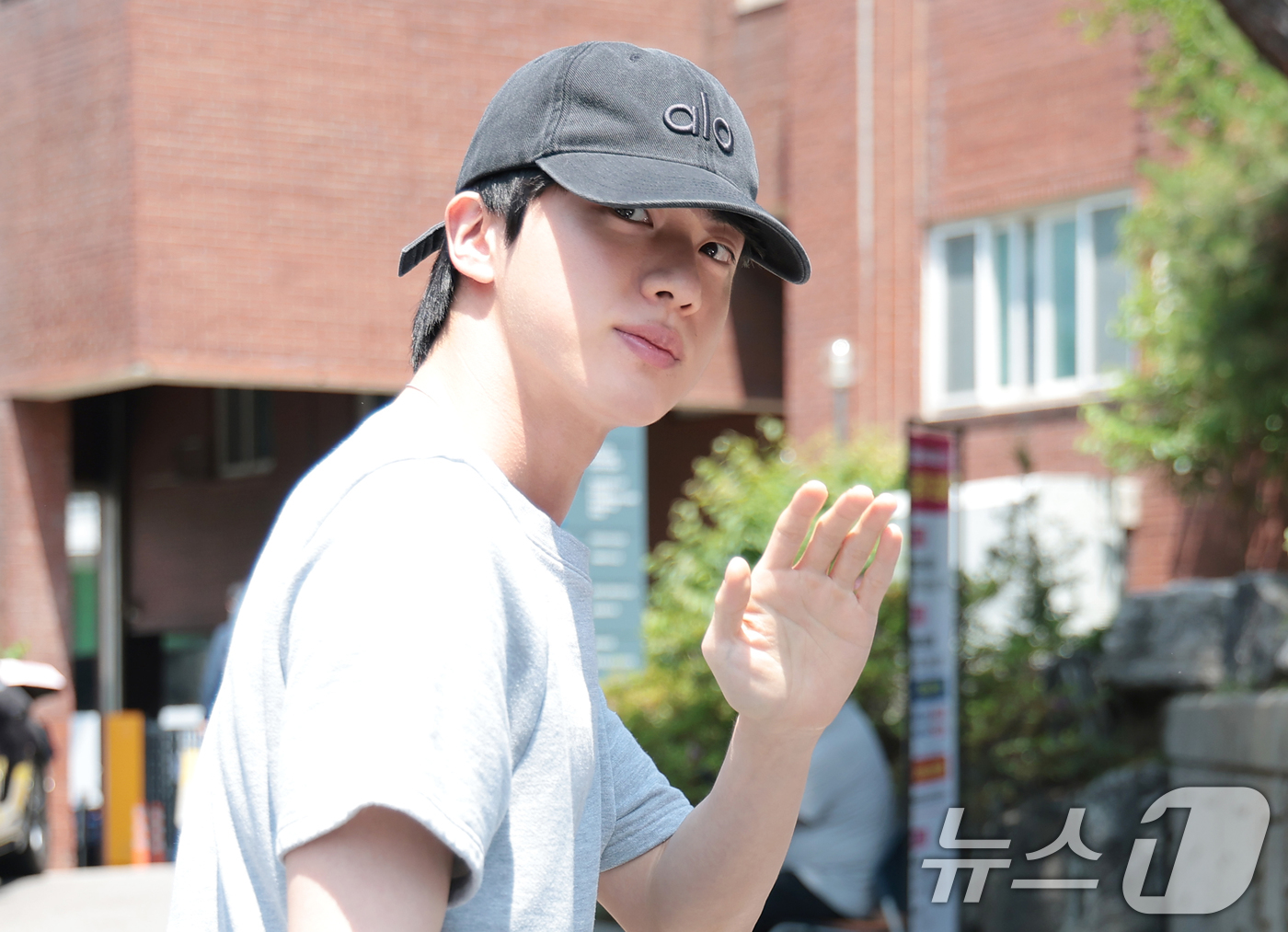 (서울=뉴스1) 권현진 기자 = 제9회 전국동시지방선거 및 국회의원 재·보궐선거일인 3일 서울 용산구 중부기술교육원에 마련된 한남동 제3투표소를 찾은 방탄소년단(BTS) 진이 소중 …