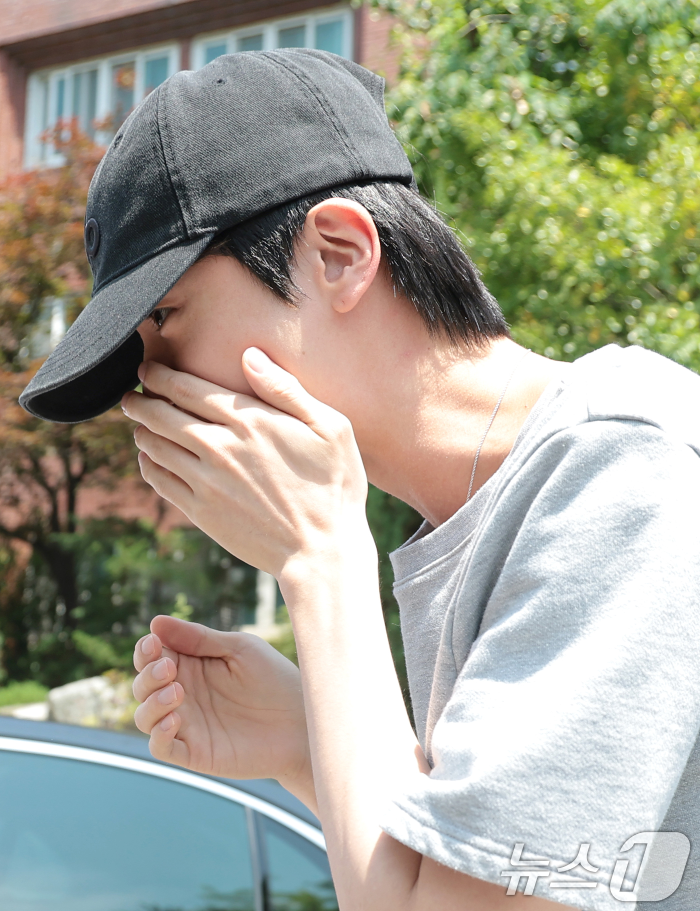 (서울=뉴스1) 권현진 기자 = 제9회 전국동시지방선거 및 국회의원 재·보궐선거일인 3일 서울 용산구 중부기술교육원에 마련된 한남동 제3투표소를 찾은 방탄소년단(BTS) 진이 소중 …