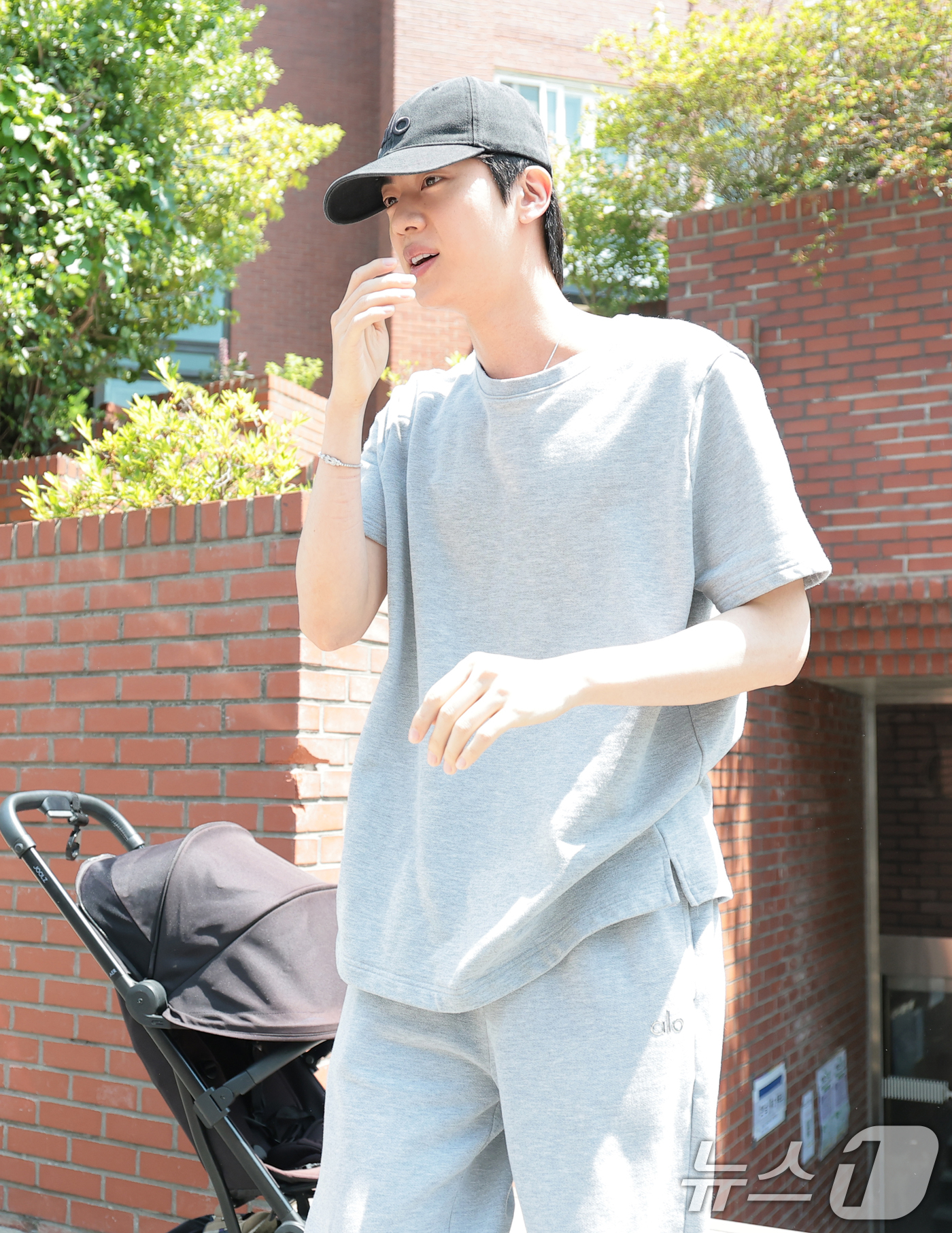 (서울=뉴스1) 권현진 기자 = 제9회 전국동시지방선거 및 국회의원 재·보궐선거일인 3일 서울 용산구 중부기술교육원에 마련된 한남동 제3투표소를 찾은 방탄소년단(BTS) 진이 소중 …