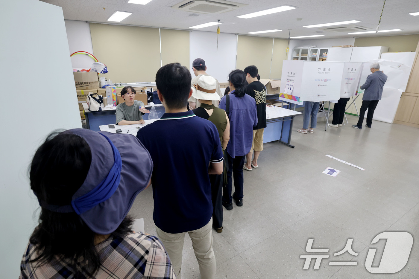(서울=뉴스1) 이광호 기자 = 제9회 전국동시지방선거일인 3일 서울 영등포구 여의도고등학교에 마련된 여의동 제3투표소를 찾은 유권자들이 소중한 한표를 행사하기 위해 순서를 기다리 …