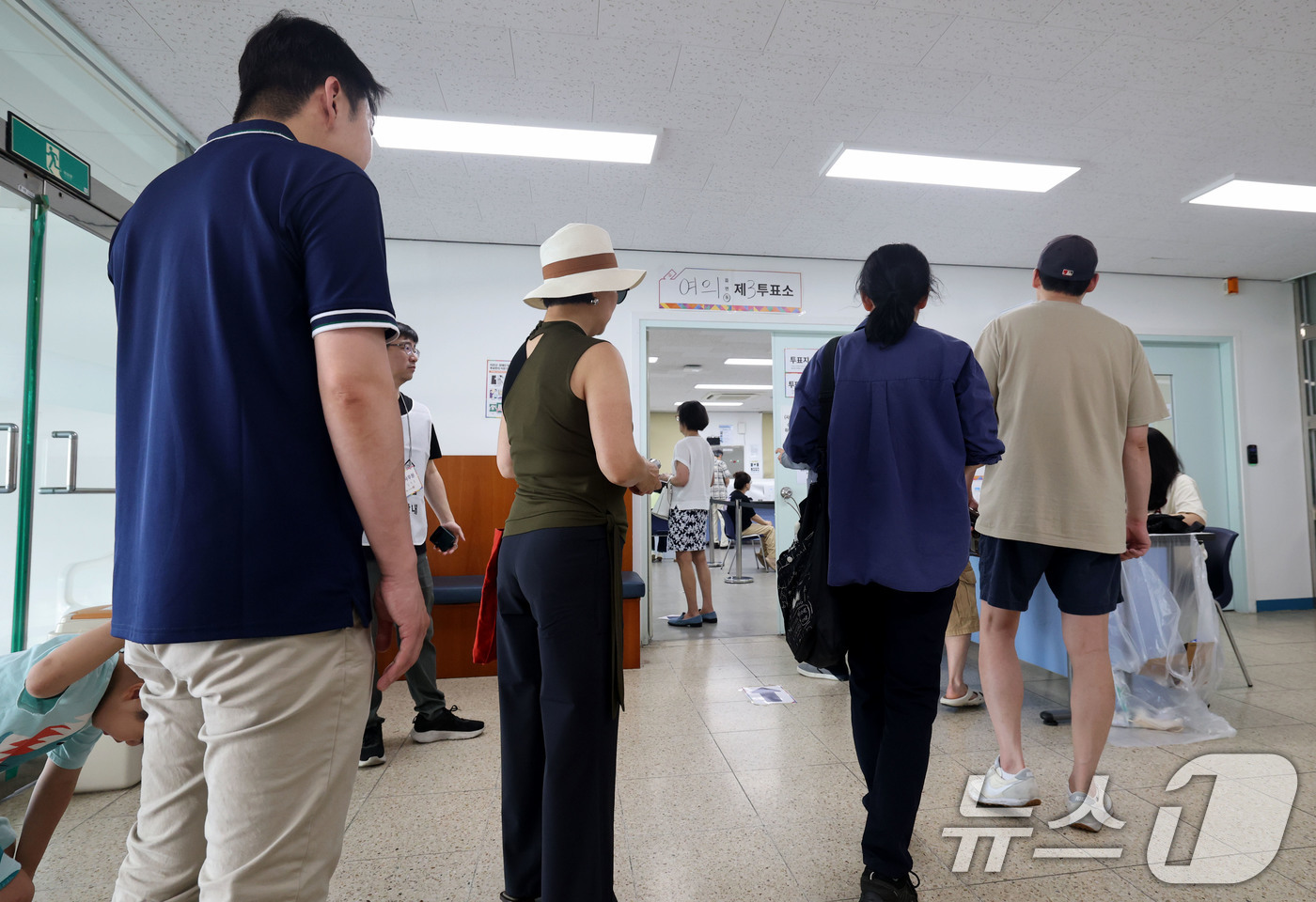 (서울=뉴스1) 이광호 기자 = 제9회 전국동시지방선거일인 3일 서울 영등포구 여의도고등학교에 마련된 여의동 제3투표소를 찾은 유권자들이 소중한 한표를 행사하기 위해 순서를 기다리 …