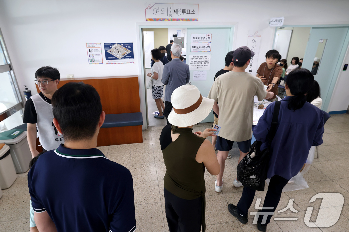(서울=뉴스1) 이광호 기자 = 제9회 전국동시지방선거일인 3일 서울 영등포구 여의도고등학교에 마련된 여의동 제3투표소를 찾은 유권자들이 소중한 한표를 행사하기 위해 순서를 기다리 …