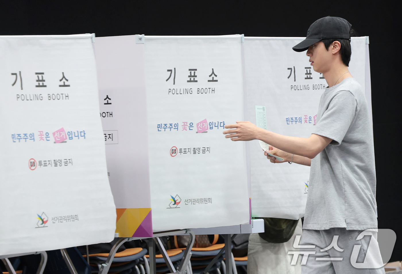 (서울=뉴스1) 권현진 기자 = 방탄소년단(BTS) 진이 제9회 전국동시지방선거 및 국회의원 재·보궐선거일인 3일 서울 용산구 중부기술교육원에 마련된 한남동 제3투표소에서 소중한 …