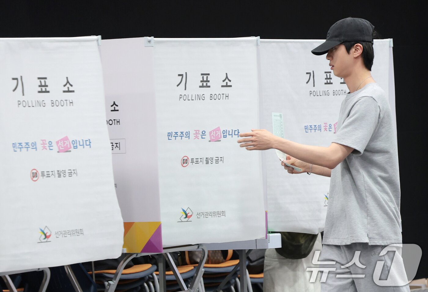 본문 이미지 - 방탄소년단(BTS) 진이 제9회 전국동시지방선거 및 국회의원 재·보궐선거일인 3일 서울 용산구 중부기술교육원에 마련된 한남동 제3투표소에서 소중한 한 표를 행사하고 있다. ⓒ 뉴스1 권현진 기자
