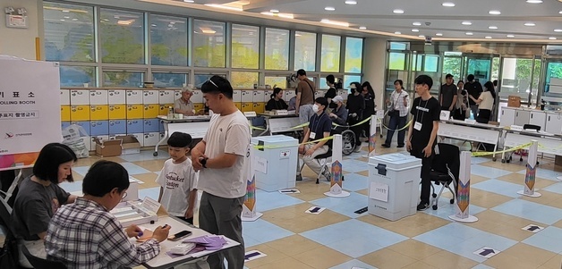 "열심히 할 사람 뽑고 놀러 가자"…아들딸 손잡고 한 표 행렬