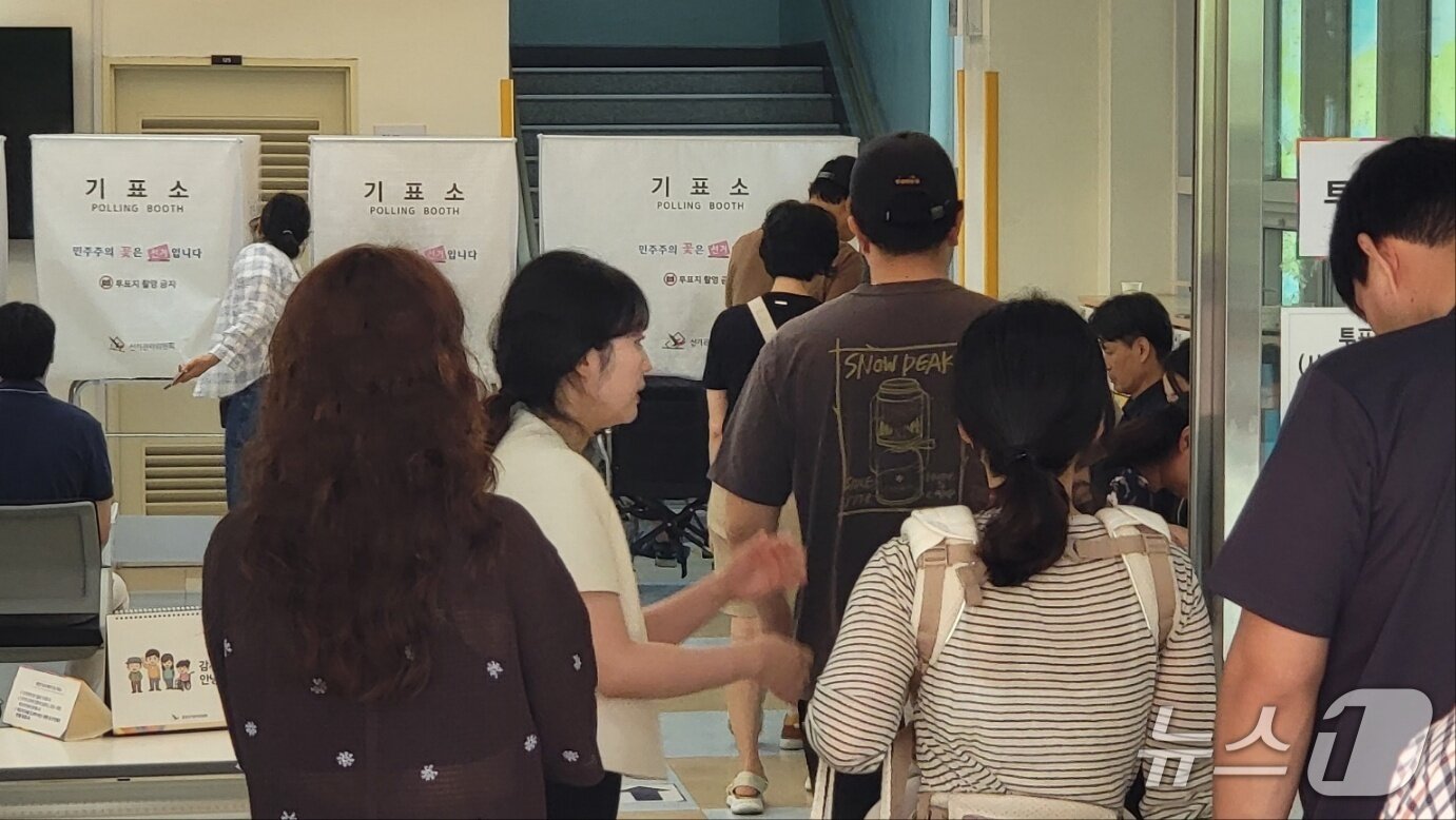 본문 이미지 - 제9회 전국동시지방선거의 본 투표 날인 1일 오전 강원 원주시 지정면 제4투표소인 섬강초교 1층로에서 유권자들이 소중한 한 표를 행사했다. 2026.6.3/뉴스1 신관호 기자