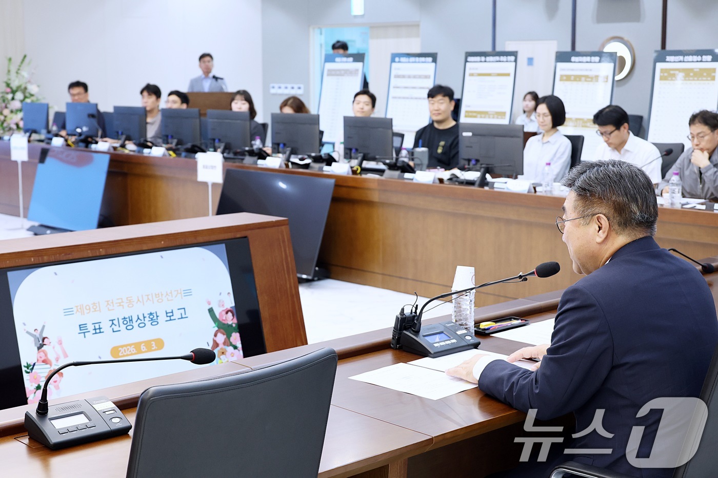 (서울=뉴스1) = 윤호중 행정안전부 장관이 3일 오전 정부세종청사 중앙동에 마련된 제9회 전국동시지방선거 투·개표지원상황실을 방문, 선거 진행 상황 등을 점검하고 있다. (행정안 …