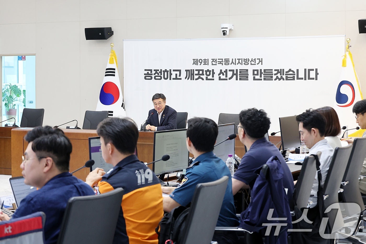 (서울=뉴스1) = 윤호중 행정안전부 장관이 3일 오전 정부세종청사 중앙동에 마련된 제9회 전국동시지방선거 투·개표지원상황실을 방문, 선거 진행 상황 등을 점검하고 있다. (행정안 …
