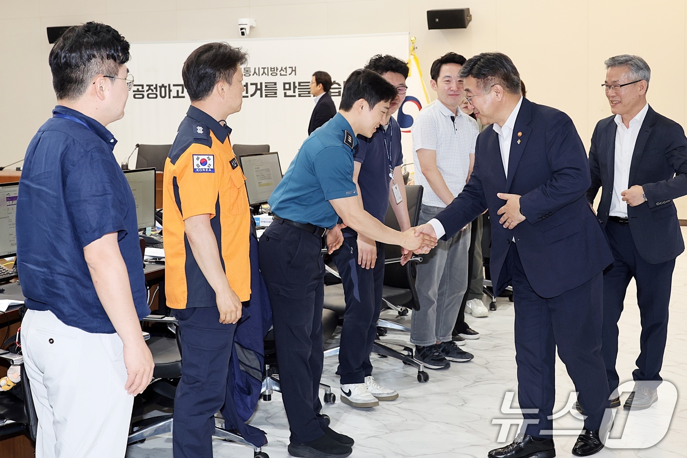 (서울=뉴스1) = 윤호중 행정안전부 장관이 3일 오전 정부세종청사 중앙동에 마련된 제9회 전국동시지방선거 투·개표지원상황실을 방문, 관계자들을 격려하고 있다. (행정안전부 제공. …