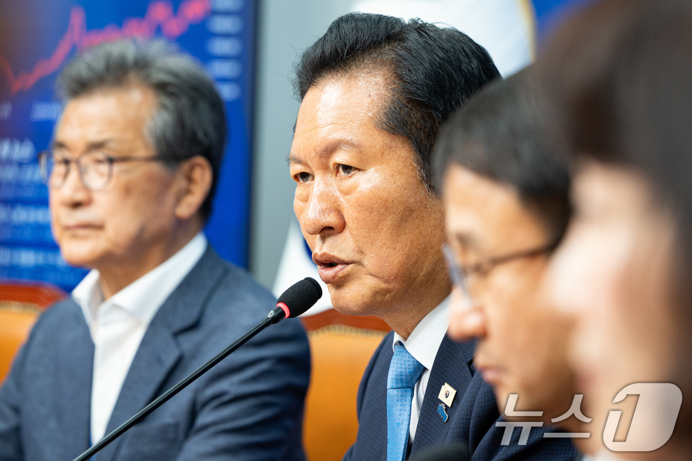 (서울=뉴스1) 유승관 기자 = 정청래 더불어민주당 대표가 제9회 전국동시지방선거 및 국회의원 재보궐 선거일인 3일 서울 여의도 국회에서 열린 중앙선거대책위원회의에서 모두 발언을 …