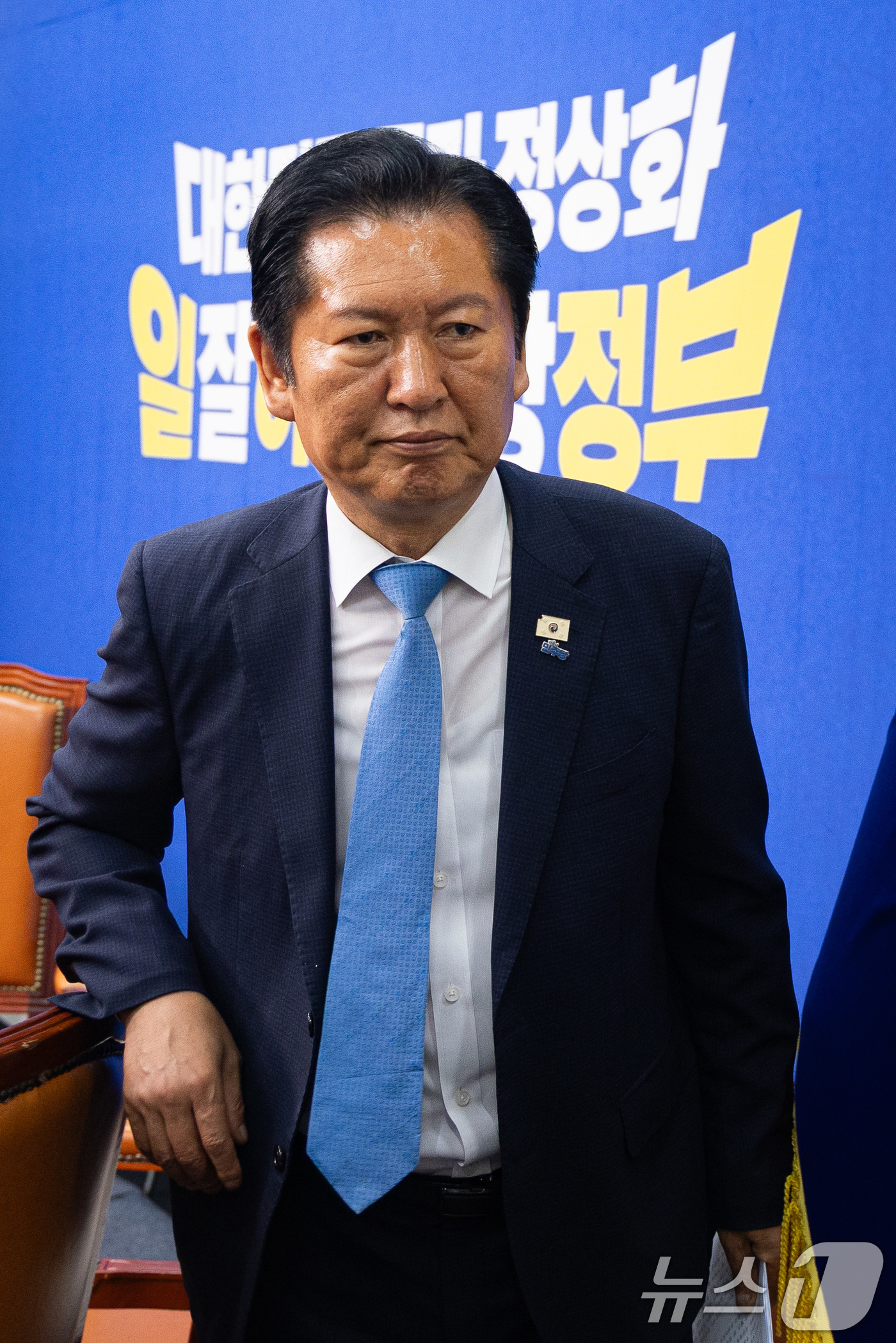 (서울=뉴스1) 유승관 기자 = 정청래 더불어민주당 대표가 제9회 전국동시지방선거 및 국회의원 재보궐 선거일인 3일 서울 여의도 국회에서 열린 중앙선거대책위원회의를 마친 후 퇴장하 …