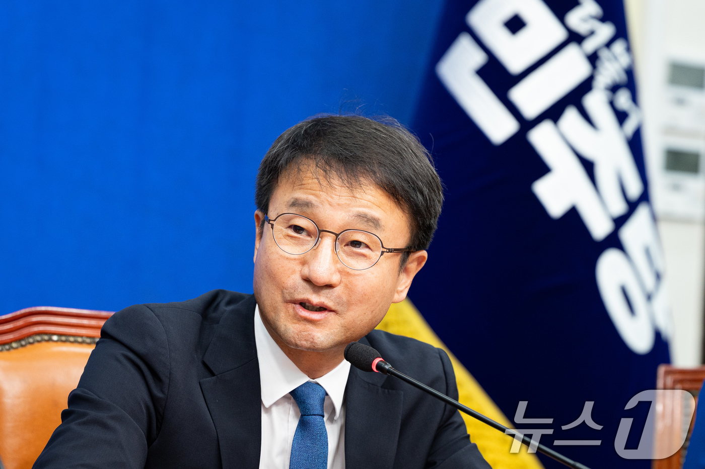 (서울=뉴스1) 유승관 기자 = 한병도 더불어민주당 원내대표가 제9회 전국동시지방선거 및 국회의원 재보궐 선거일인 3일 서울 여의도 국회에서 열린 중앙선거대책위원회의에서 모두 발언 …