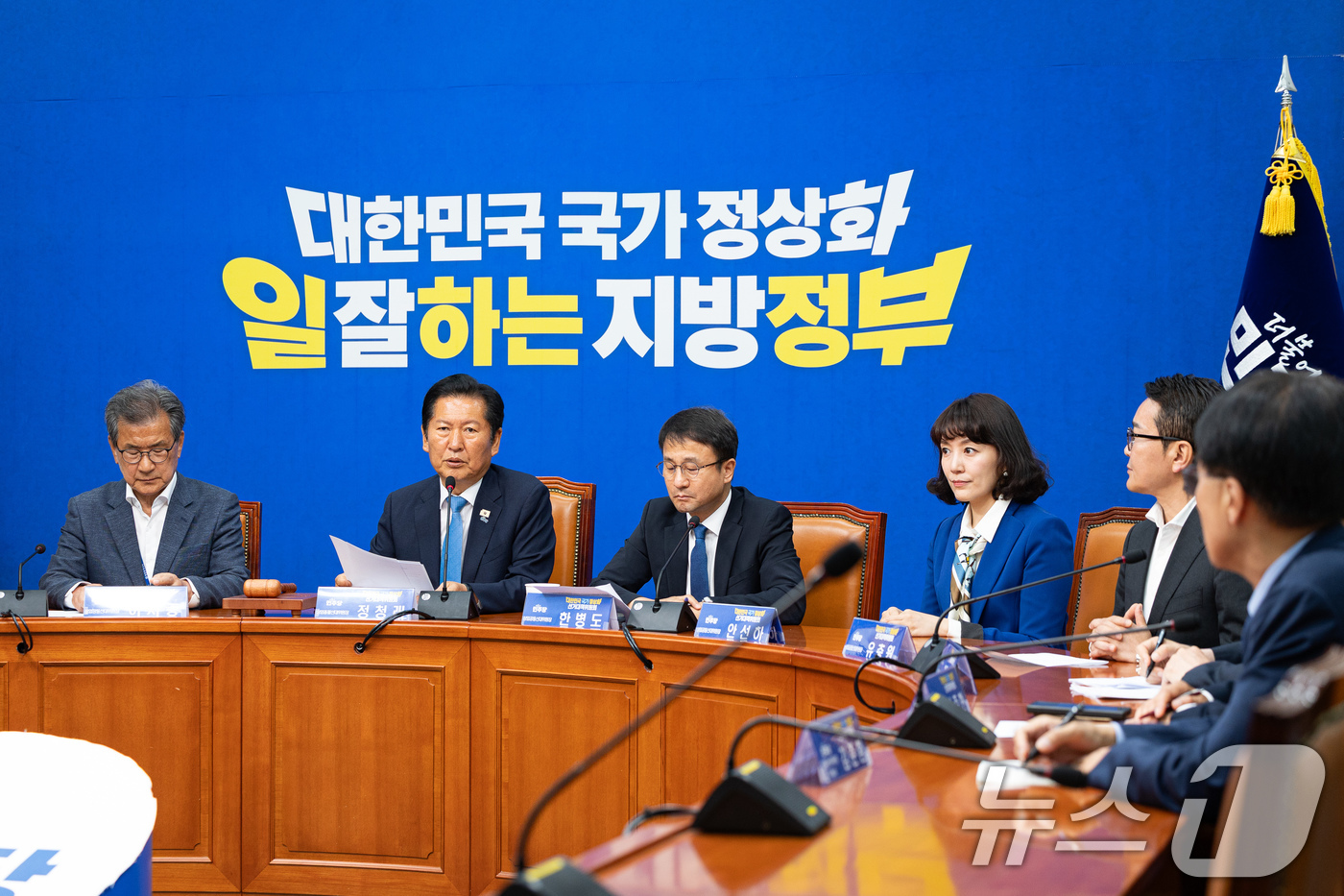 (서울=뉴스1) 유승관 기자 = 정청래 더불어민주당 대표가 제9회 전국동시지방선거 및 국회의원 재보궐 선거일인 3일 서울 여의도 국회에서 열린 중앙선거대책위원회의에서 모두 발언을 …