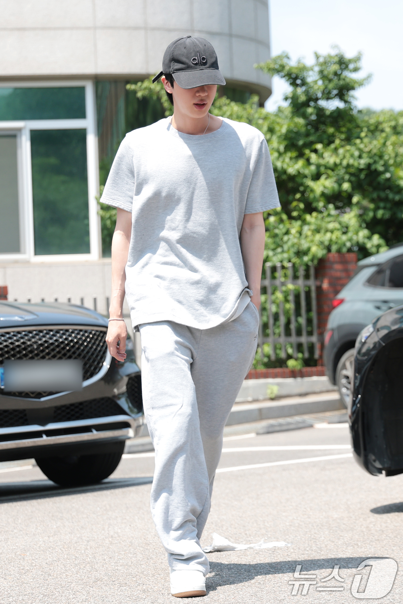 (서울=뉴스1) 권현진 기자 = 방탄소년단(BTS) 진이 제9회 전국동시지방선거 및 국회의원 재·보궐선거일인 3일 서울 용산구 중부기술교육원에 마련된 한남동 제3투표소로 소중한 한 …
