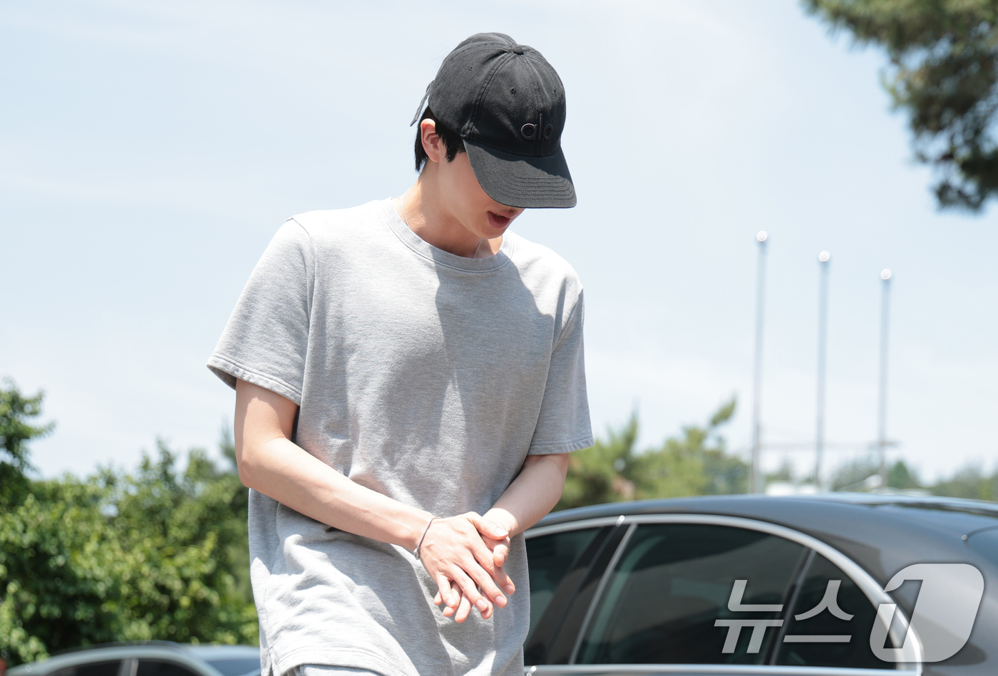 (서울=뉴스1) 권현진 기자 = 방탄소년단(BTS) 진이 제9회 전국동시지방선거 및 국회의원 재·보궐선거일인 3일 서울 용산구 중부기술교육원에 마련된 한남동 제3투표소로 소중한 한 …