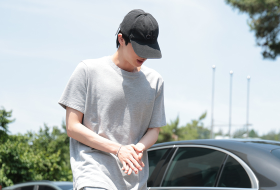 투표소 들어서는 BTS 진