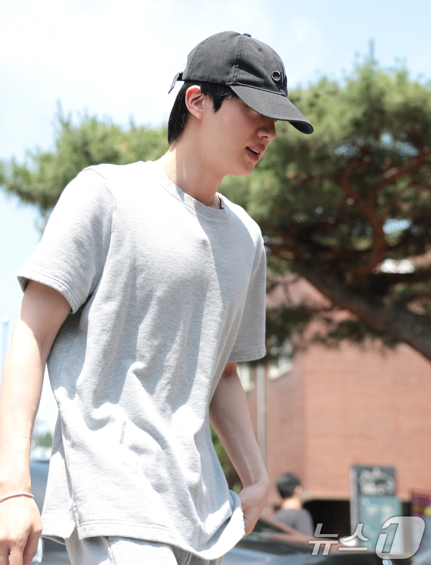 (서울=뉴스1) 권현진 기자 = 방탄소년단(BTS) 진이 제9회 전국동시지방선거 및 국회의원 재·보궐선거일인 3일 서울 용산구 중부기술교육원에 마련된 한남동 제3투표소로 소중한 한 …