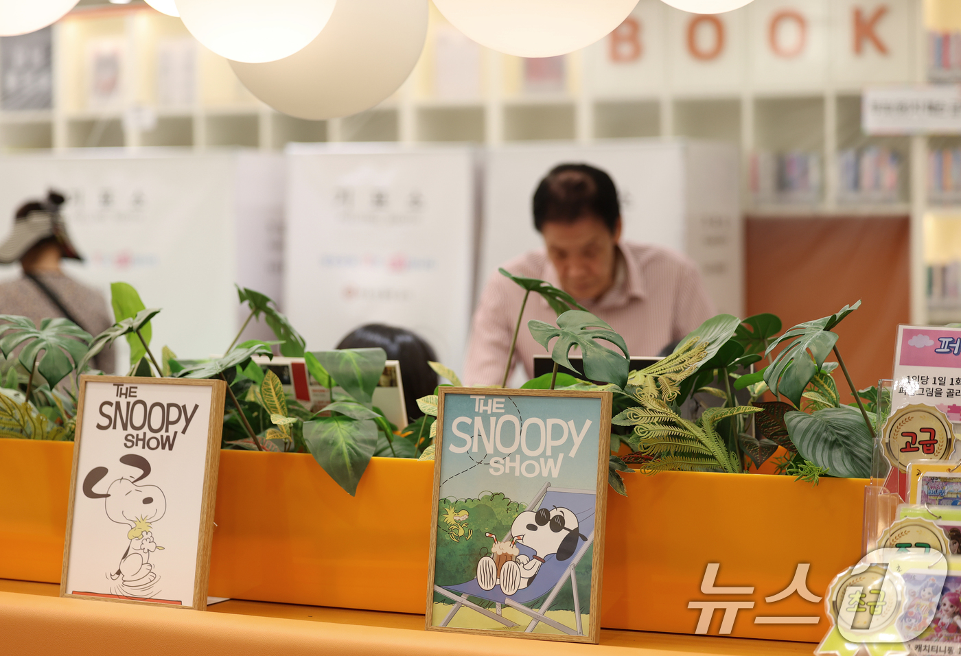 (서울=뉴스1) 오대일 기자 = 제9회 전국동시지방선거 및 국회의원 재·보궐 선거일인 3일 서울 강동구 북카페도서관 '다독다독' 고분다리시장점에 마련된 천호3동 제4투표소에서 유권 …