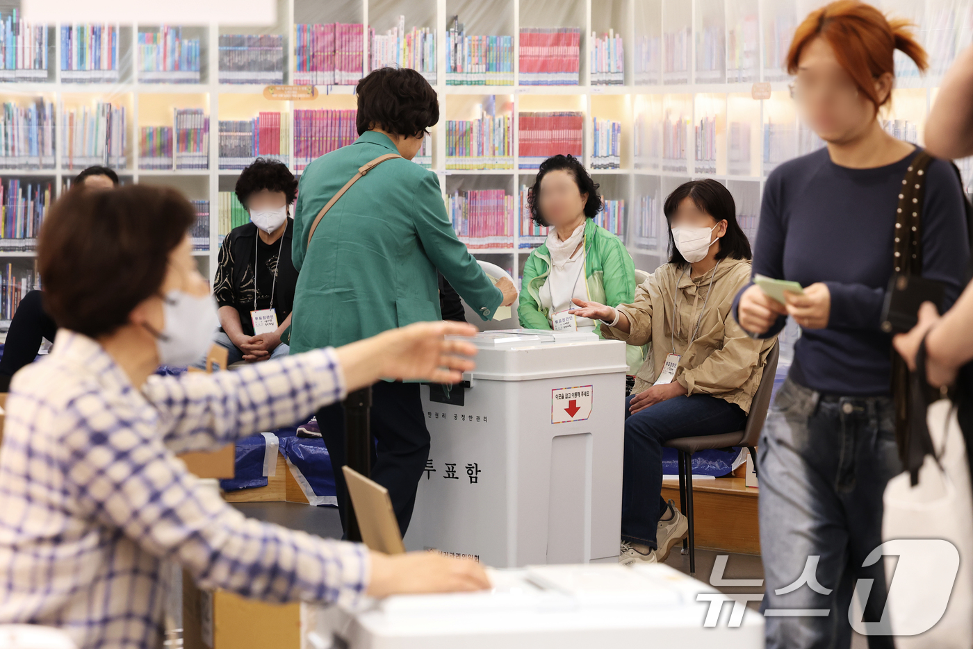 (서울=뉴스1) 오대일 기자 = 제9회 전국동시지방선거 및 국회의원 재·보궐 선거일인 3일 서울 강동구 북카페도서관 '다독다독' 고분다리시장점에 마련된 천호3동 제4투표소에서 유권 …