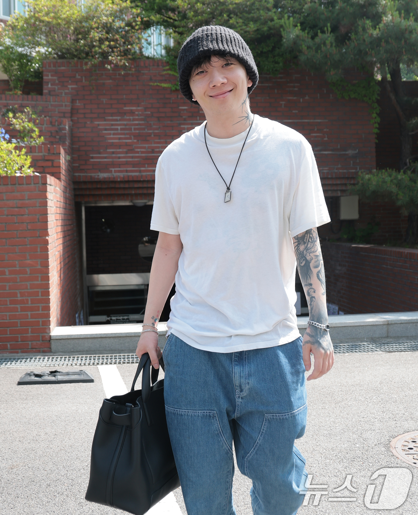 (서울=뉴스1) 권현진 기자 = 래퍼 우원재가 제9회 전국동시지방선거 및 국회의원 재·보궐선거일인 3일 서울 용산구 중부기술교육원에 마련된 한남동 제3투표소에서 소중한 한 표를 행 …