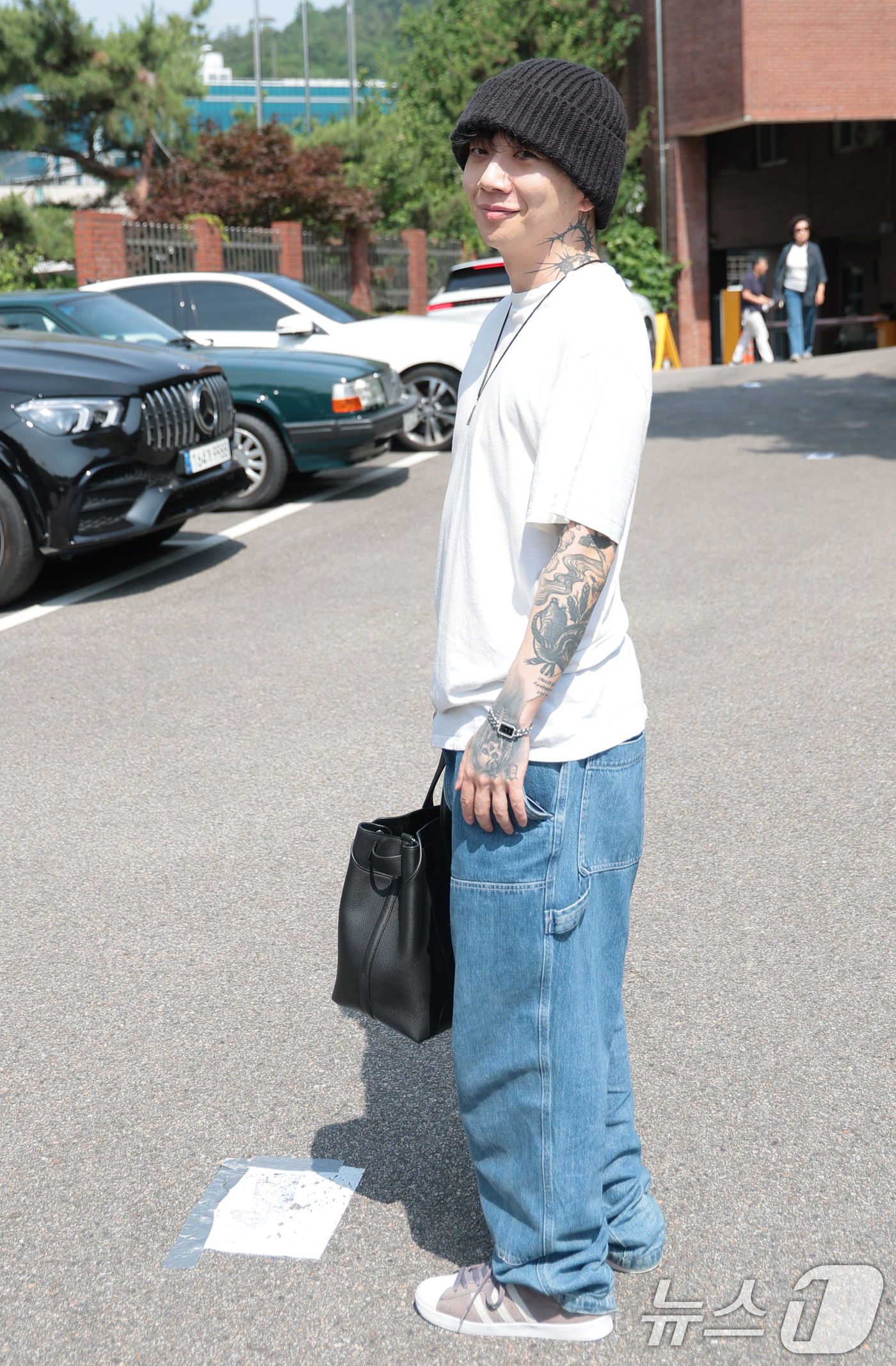 (서울=뉴스1) 권현진 기자 = 래퍼 우원재가 제9회 전국동시지방선거 및 국회의원 재·보궐선거일인 3일 서울 용산구 중부기술교육원에 마련된 한남동 제3투표소에서 소중한 한 표를 행 …
