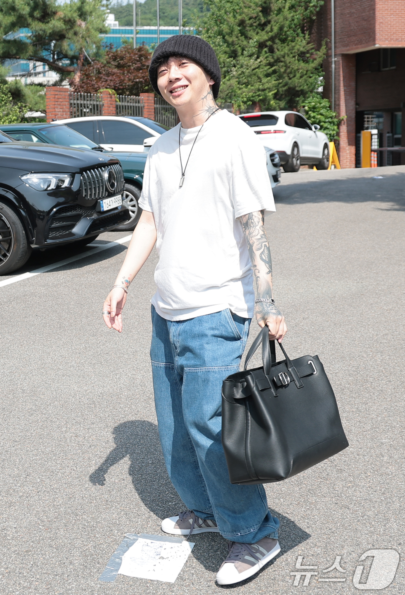 (서울=뉴스1) 권현진 기자 = 래퍼 우원재가 제9회 전국동시지방선거 및 국회의원 재·보궐선거일인 3일 서울 용산구 중부기술교육원에 마련된 한남동 제3투표소에서 소중한 한 표를 행 …