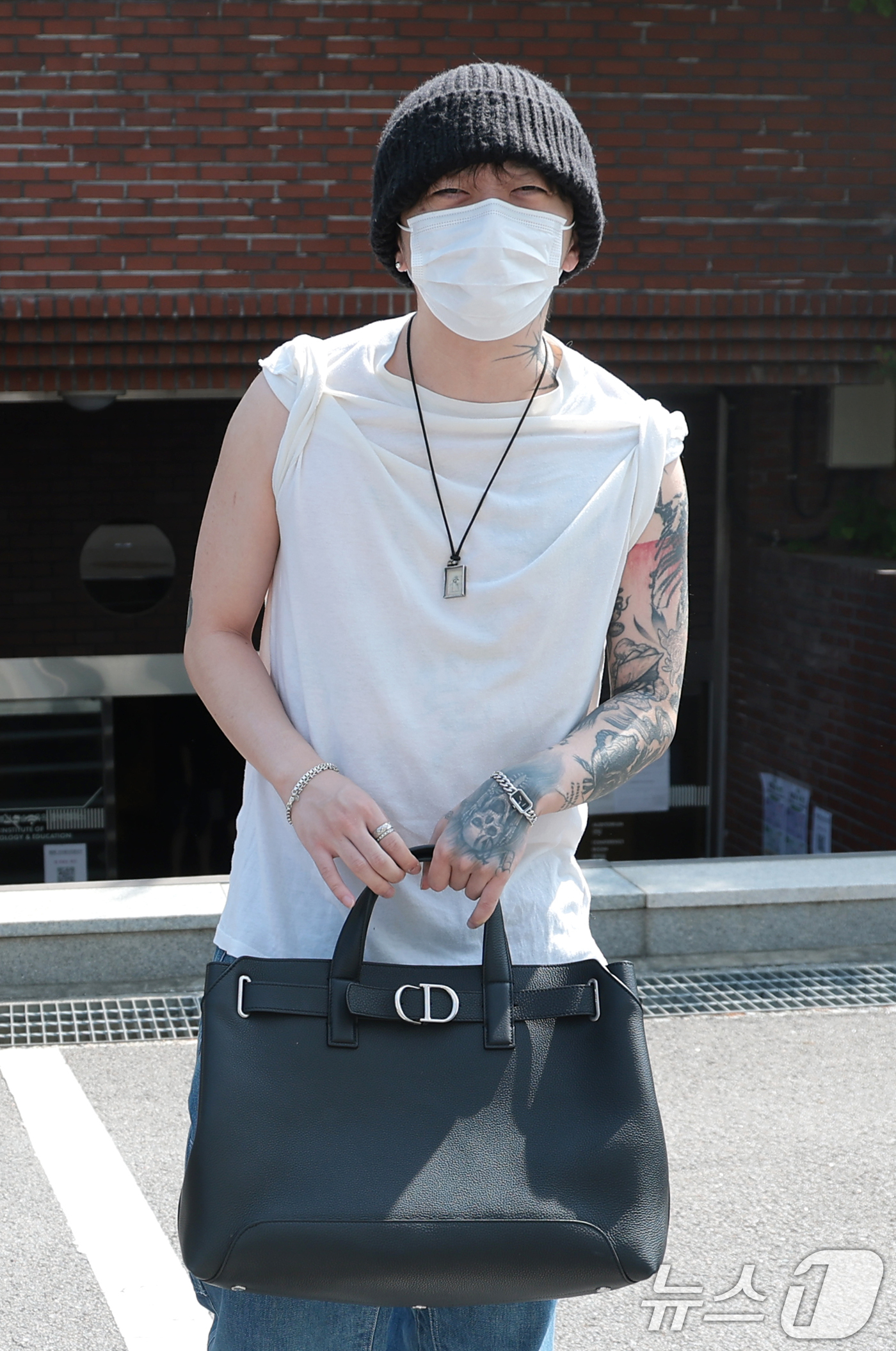 (서울=뉴스1) 권현진 기자 = 래퍼 우원재가 제9회 전국동시지방선거 및 국회의원 재·보궐선거일인 3일 서울 용산구 중부기술교육원에 마련된 한남동 제3투표소에서 소중한 한 표를 행 …
