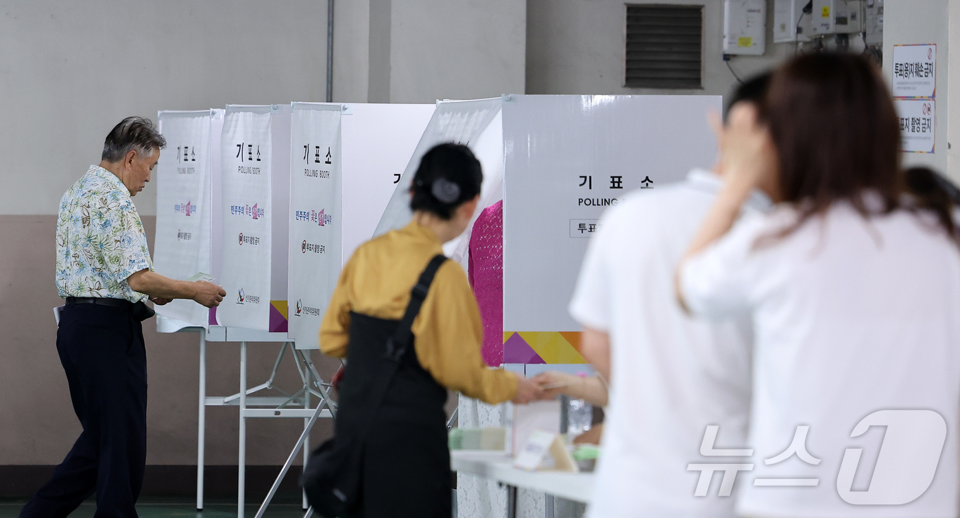 (서울=뉴스1) 김성진 기자 = 제9회 전국동시지방선거일인 3일 오전 서울 강북구 한빛맹학교 지하주차장에 마련된 수유1동 제2투표소에서 유권자들이 투표를 하고 있다. 2026.6. …
