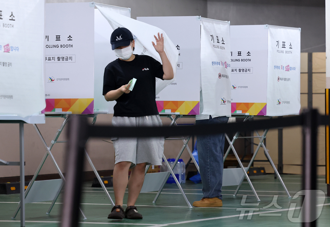 (서울=뉴스1) 김성진 기자 = 제9회 전국동시지방선거일인 3일 오전 서울 강북구 한빛맹학교 지하주차장에 마련된 수유1동 제2투표소에서 유권자들이 투표를 하고 있다. 2026.6. …