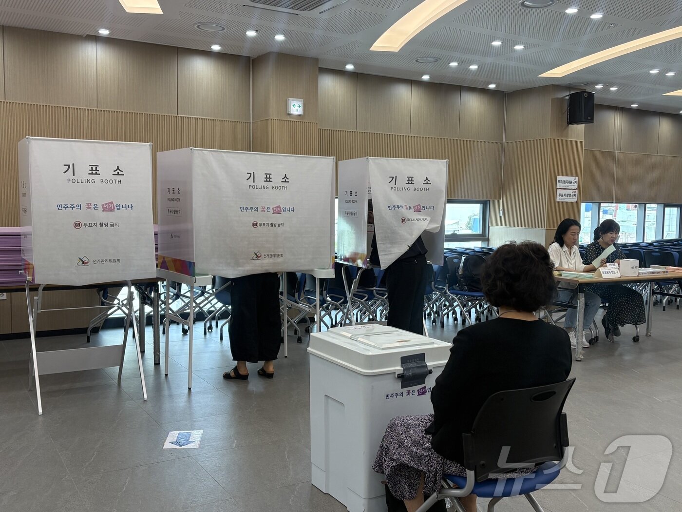 본문 이미지 - 제9회 전국동시지방선거 본투표가 시작된 3일 오후부산 중구 부평새마을금고 5층에 마련된 부평동 제1투표소에서 유권자들이 표를 행사하고 있는 모습. 2026.6.3 ⓒ 뉴스1 박서현 기자