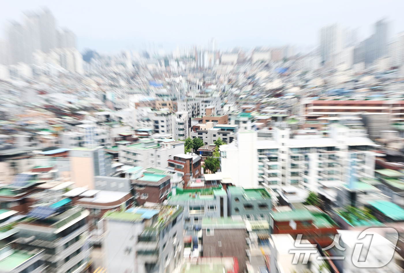 (서울=뉴스1) 김민지 기자 = 서울의 빌라(연립·다세대) 전월세 거래량이 늘고 계약갱신청구권 사용 비중도 높아진 것으로 나타났다.3일 국토교통부 실거래가 통계에 따르면 올해 1~ …
