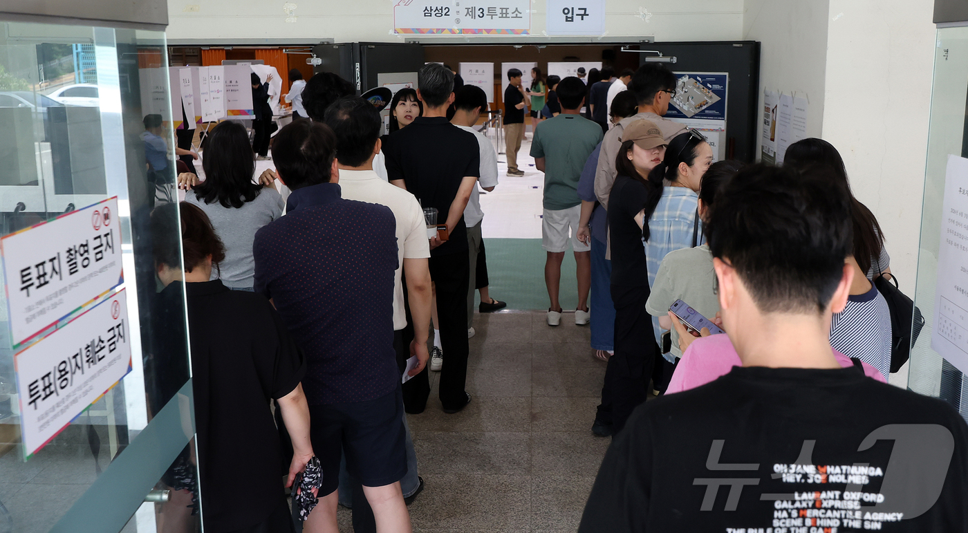 (서울=뉴스1) 김진환 기자 = 제9회 전국동시지방선거 및 국회의원 재·보궐 선거일인 3일 서울 강남구 언주중학교에 마련된 삼성2동 제3투표소에서 유권자들이 한 표를 행사하기 위해 …