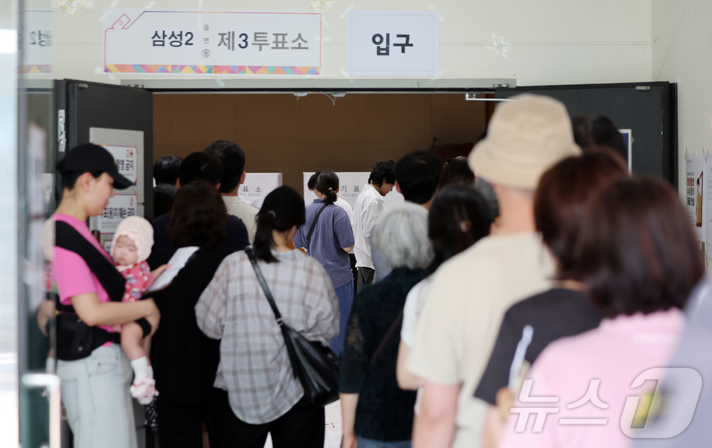 (서울=뉴스1) 김진환 기자 = 제9회 전국동시지방선거 및 국회의원 재·보궐 선거일인 3일 서울 강남구 언주중학교에 마련된 삼성2동 제3투표소에서 유권자들이 한 표를 행사하기 위해 …