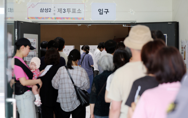 [속보] 오후 5시 투표율 57.4%…역대 지선 동시간대 '최고'