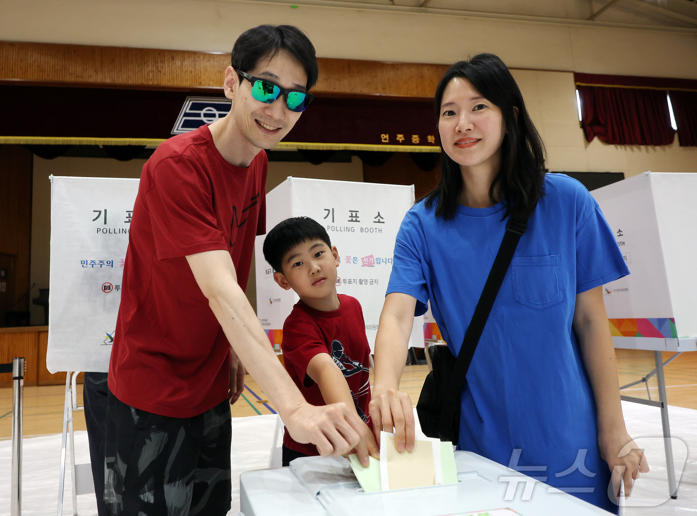 (서울=뉴스1) 김진환 기자 = 제9회 전국동시지방선거 및 국회의원 재·보궐 선거일인 3일 서울 강남구 언주중학교에 마련된 삼성2동 제3투표소에서 유권자들이 아이와 함께 소중한 한 …