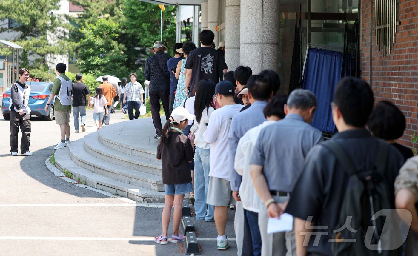 (서울=뉴스1) 김진환 기자 = 제9회 전국동시지방선거 및 국회의원 재·보궐 선거일인 3일 서울 강남구 언주중학교에 마련된 삼성2동 제3투표소에서 유권자들이 한 표를 행사하기 위해 …