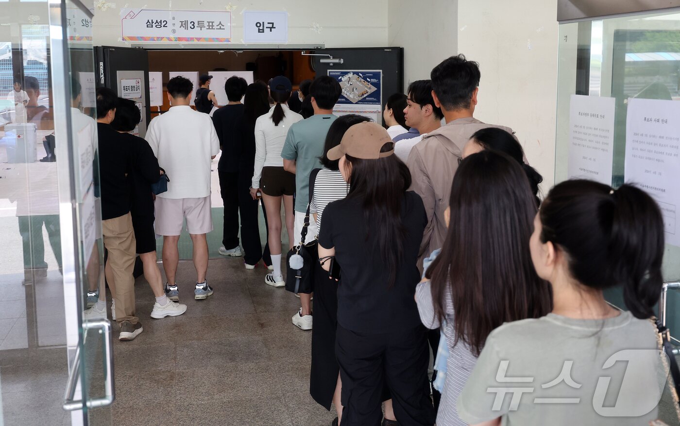 본문 이미지 - 제9회 전국동시지방선거 및 국회의원 재·보궐 선거일인 3일 서울 강남구 언주중학교에 마련된 삼성2동 제3투표소에서 유권자들이 한 표를 행사하기 위해 줄 서서 기다리고 있다. 2026.6.3 ⓒ 뉴스1 김진환 기자