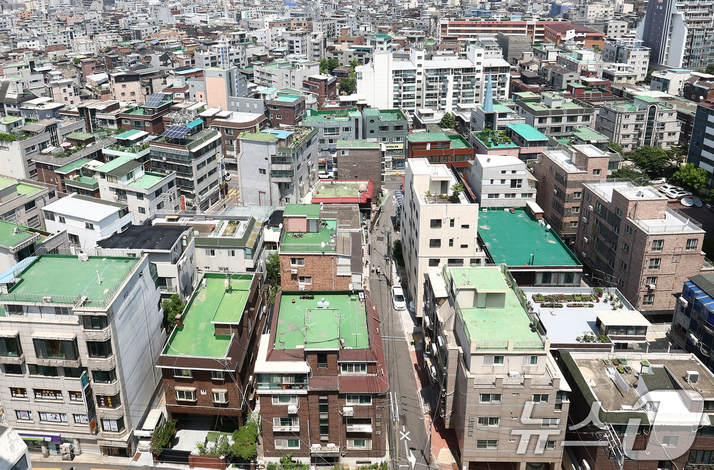(서울=뉴스1) 김민지 기자 = 서울의 빌라(연립·다세대) 전월세 거래량이 늘고 계약갱신청구권 사용 비중도 높아진 것으로 나타났다.3일 국토교통부 실거래가 통계에 따르면 올해 1~ …