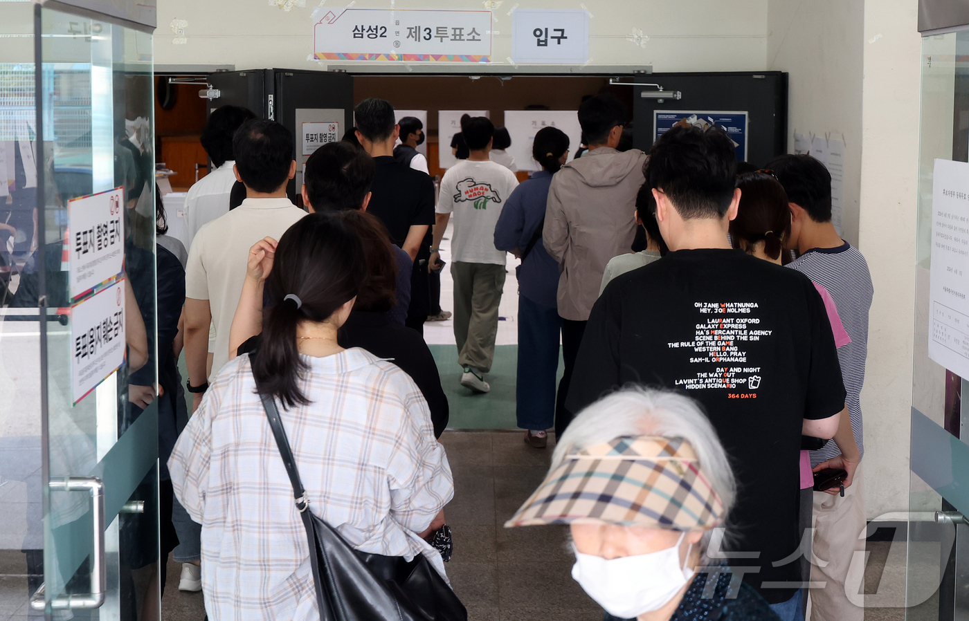 (서울=뉴스1) 김진환 기자 = 제9회 전국동시지방선거 및 국회의원 재·보궐 선거일인 3일 서울 강남구 언주중학교에 마련된 삼성2동 제3투표소에서 유권자들이 한 표를 행사하기 위해 …