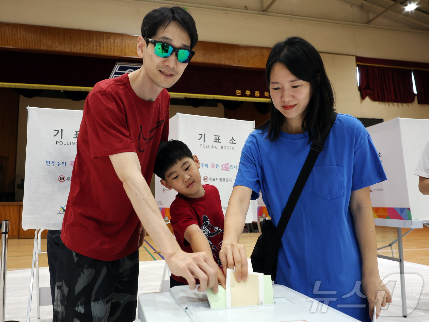 (서울=뉴스1) 김진환 기자 = 제9회 전국동시지방선거 및 국회의원 재·보궐 선거일인 3일 서울 강남구 언주중학교에 마련된 삼성2동 제3투표소에서 유권자들이 아이와 함께 소중한 한 …